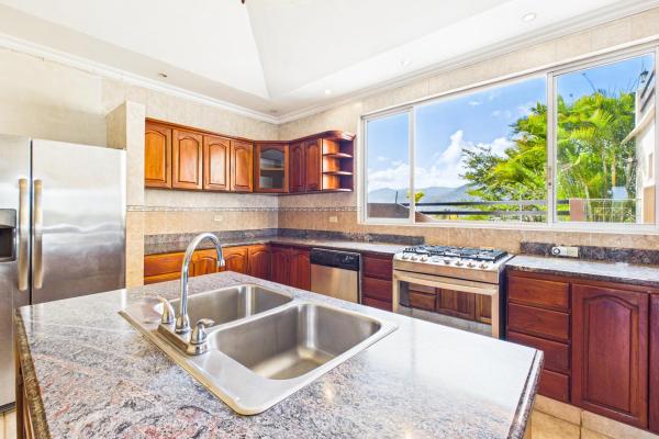Casa con vistas a la montaña y al océano en venta en sora
