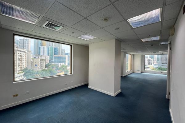 Commercial office for sale at the wtc in marbella.