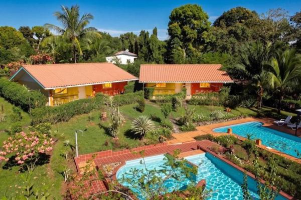 Propiedad con casa principal, 6 estudios y piscina