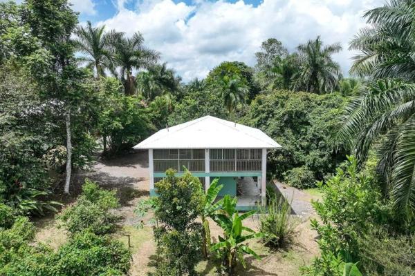 Casa con más de 1 hectárea y dos residencias