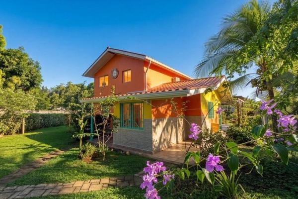 Propiedad con casa principal, 6 estudios y piscina