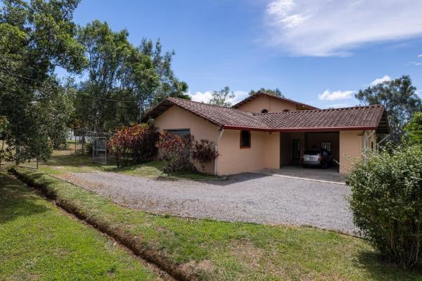 Casa en potrerillos village con apartamento tipo estudio