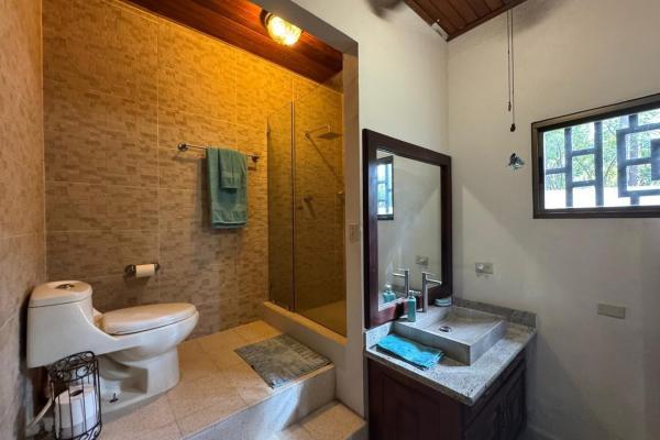 Casa con piscina en lote de 2.239 m²