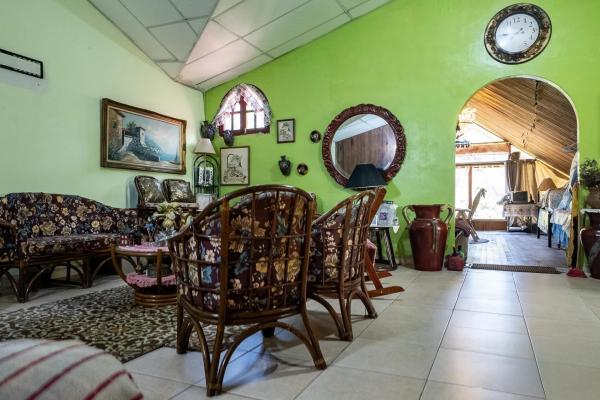 Highland home with 2 hectares in volcan