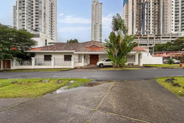 Venta de casa de 2 niveles en altos del golf