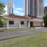 Two-level house for sale in altos del golf