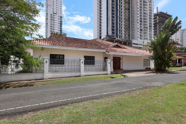 Two-level house for sale in altos del golf