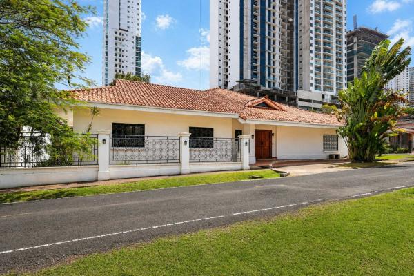 Two-level house for sale in altos del golf