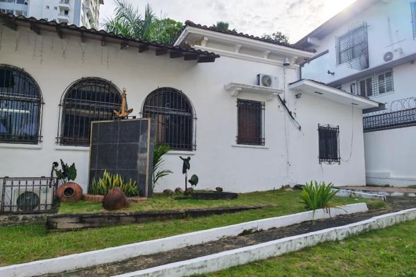 Commercial house, meters away from via españa