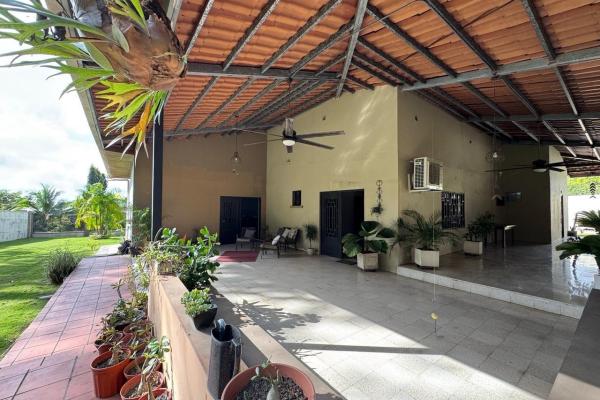 Casa con piscina en lote de 2.239 m²