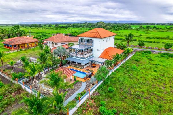 Casa de 3 pisos frente al mar en la barqueta panamá