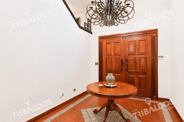 Venta de casa de 2 niveles en altos del golf