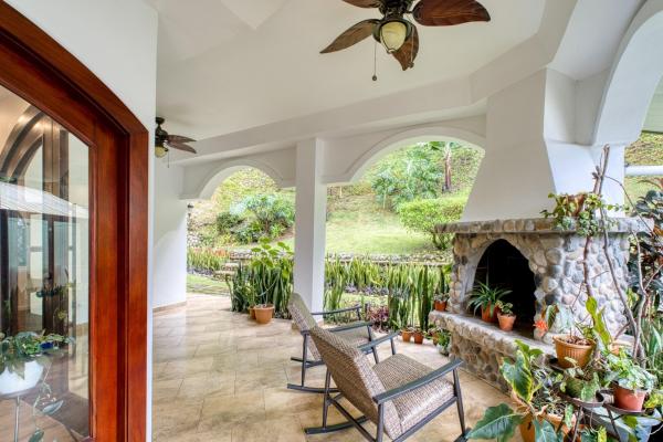Casa de lujo con jardines en valle escondido boquete
