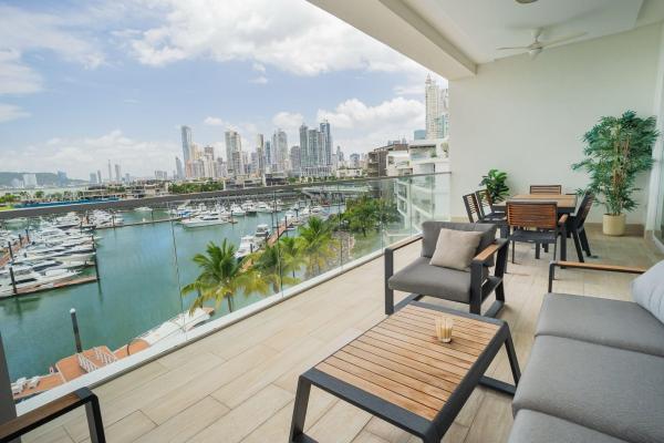 Se vende exclusivo apartamento de 3 habitaciones frente a la isla.