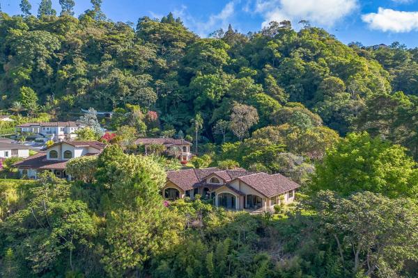 Two villas with 6 bedrooms and mountain views