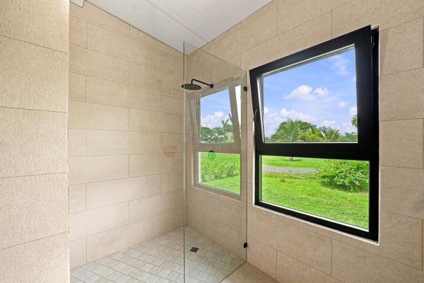 Casa con energía solar y casita cerca de pedasí