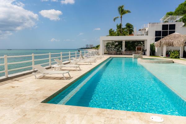 Apartamento de 4 habitaciones frente al mar en farallon