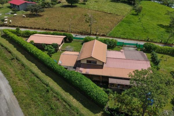 Casa familiar con jardines y taller en un terreno de 3486 m² en potrerillos