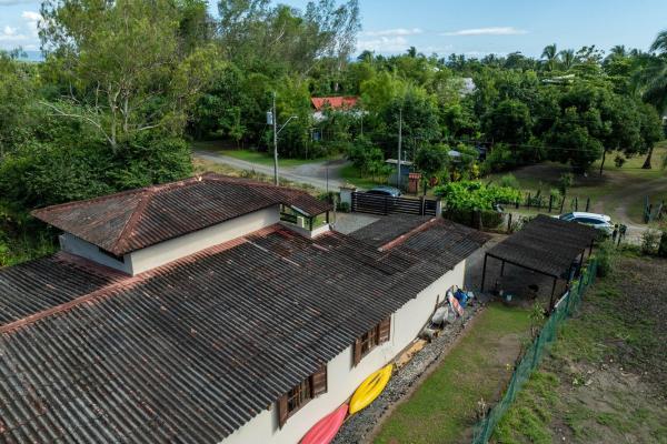 Home with 3 apartments, lagoon access