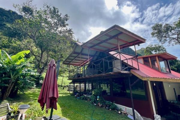 Casa con amplio terreno en la laguna