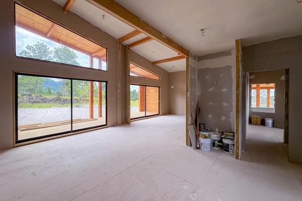 High-end off-grid home with volcán barú views