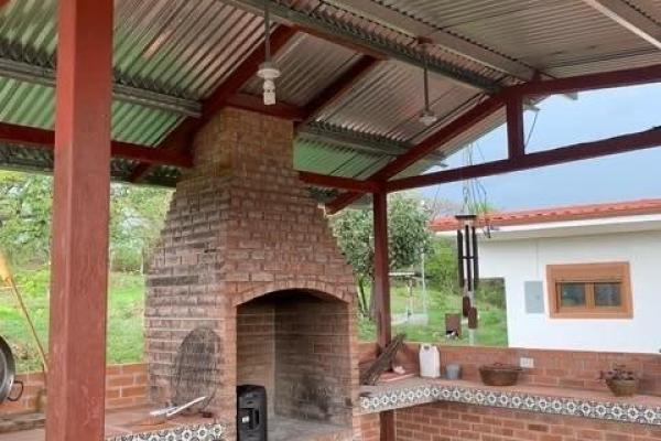 Granja de 13.6 ha con casa, galeras y río en natá, coclé