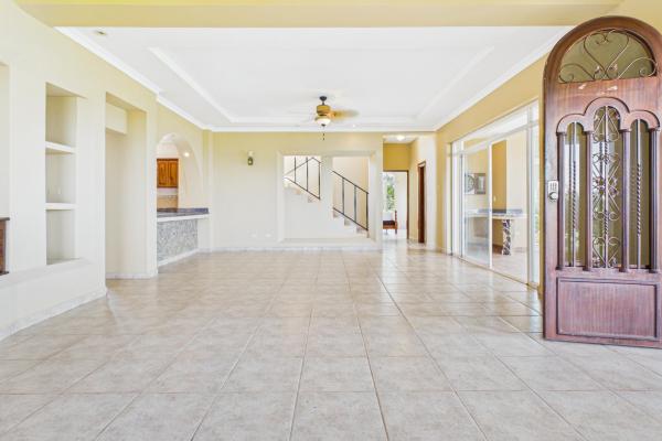 Casa con vistas a la montaña y al océano en venta en sora