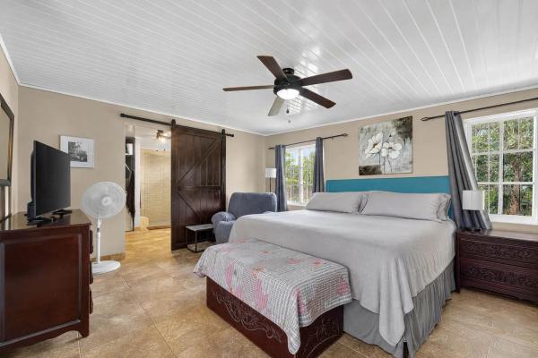 Amplia casa con piscina y apartamento para invitados