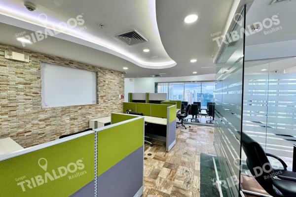 Alquiler de amplia oficina en el edificio f & f tower, amoblada