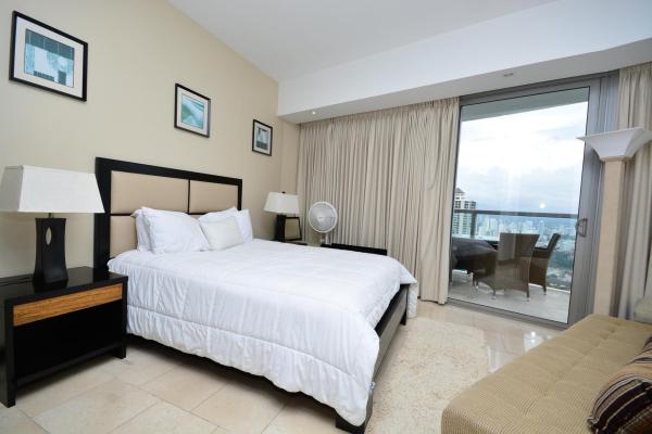 Apartamento amueblado de 2 dormitorios más estudio con vistas al mar.