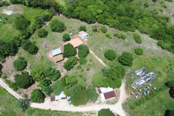 Granja de 13.6 ha con casa, galeras y río en natá, coclé