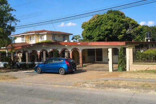 Se vende propiedad de 8 habitaciones con zonificación comercial
