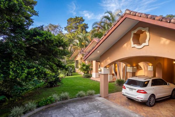 Two villas with 6 bedrooms and mountain views