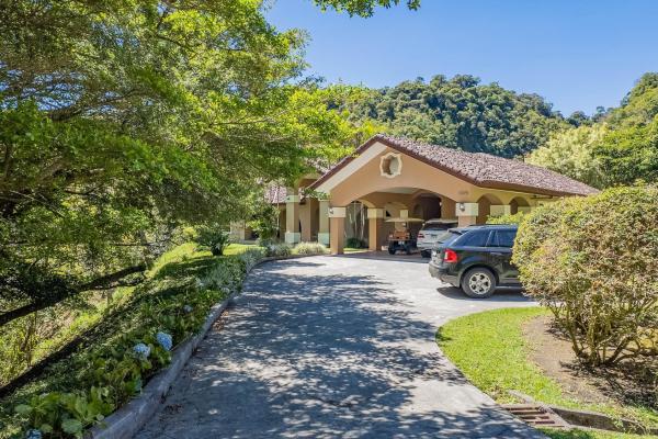 Two villas with 6 bedrooms and mountain views