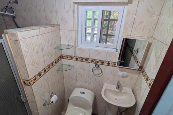 Se vende casa con casa de huéspedes y amplio terreno.