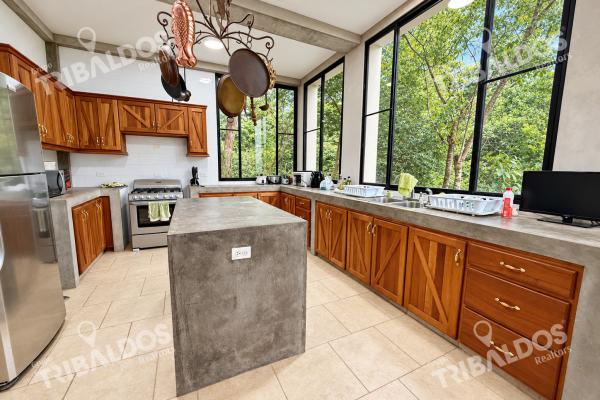 Casa en venta en el valle de antón con 1.1 hectáreas de terreno y vistas a las montañas
