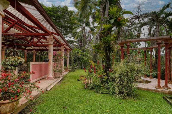 Finca residencial de 3,69 hectáreas con lagos, río y bosque.
