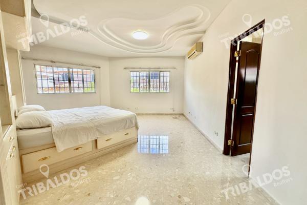 Venta de amplia casa en altos de panama con piscina propia por debajo de avaluo