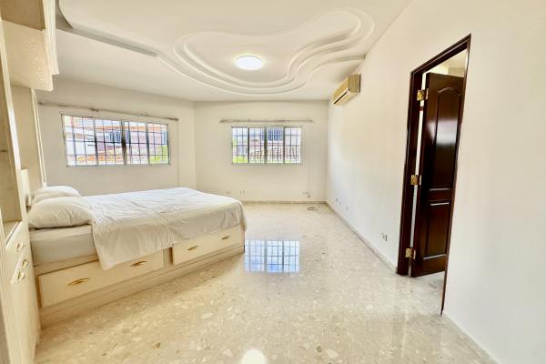 Venta de amplia casa en altos de panama con piscina propia por debajo de avaluo