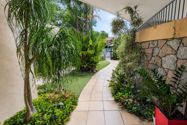 Duplex house for sale in altos del golf