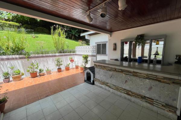 Venta de casa dos pisos con elevador en la loma (hato pintado)