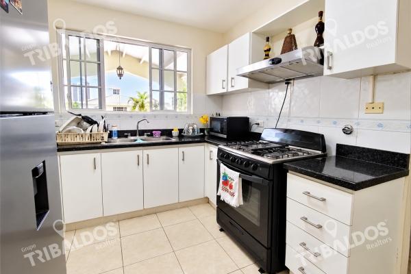 Venta de casa adosada en villa de las azores en villa lucre