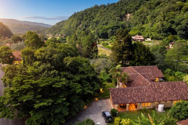 Two villas with 6 bedrooms and mountain views