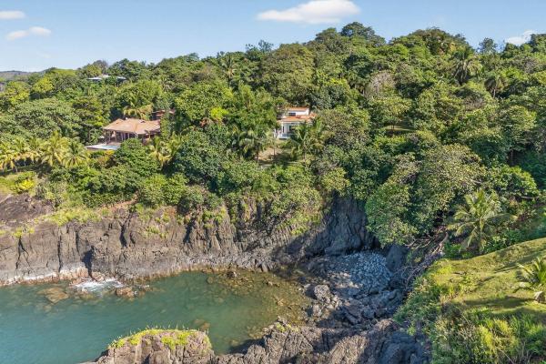 Oceanfront home with swimming pool in mata oscura