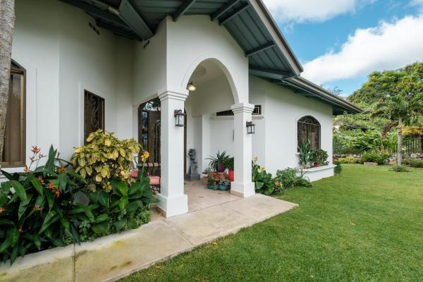 Fully furnished riverfront home downtown boquete