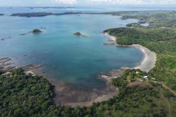 Terreno insular de 10,5 hectáreas con acceso por carretera.