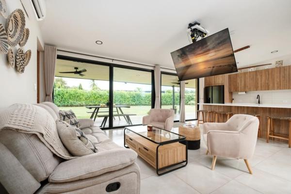 Encantadora casa costera en venta en coco beach, panamá