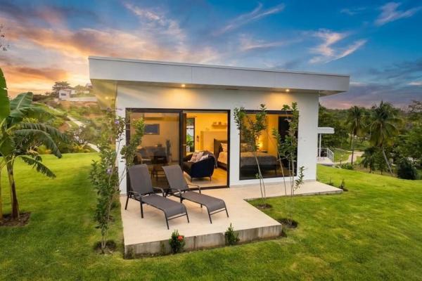Casa frente a la playa con casita y piscina en hermosa bay