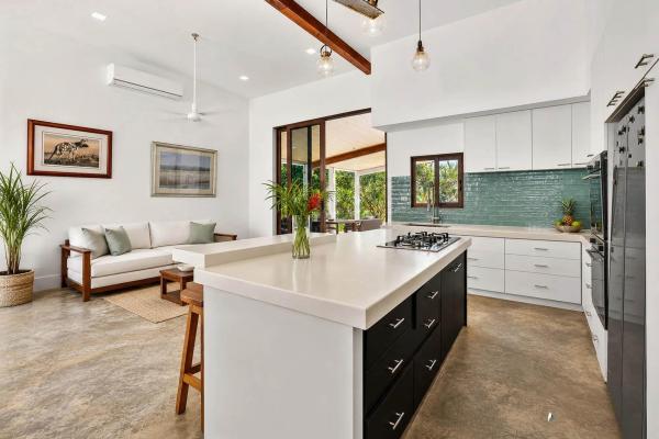 Oceanfront home with swimming pool in mata oscura