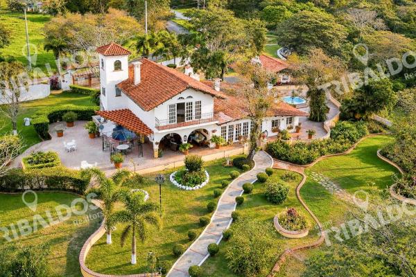 Luxury hacienda estate near el valle de antón